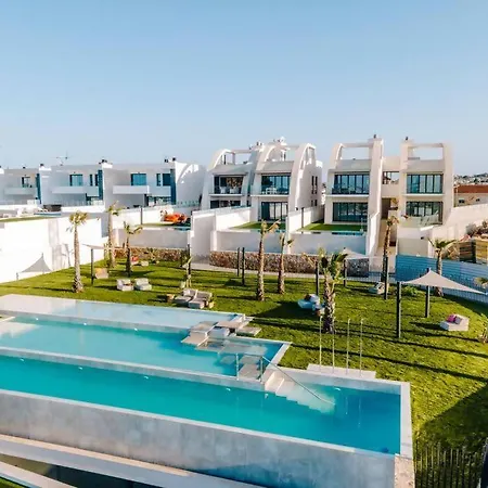 Luxurious With Garden And Pool Apartment